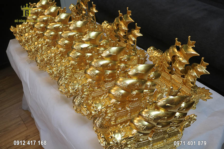 Sản phẩm được làm từ đồng vàng nguyên chất, dát vàng 24K, thuộc hành Kim nên vô cùng phù hợp với những người mệnh Thủy bởi Kim sinh Thủy